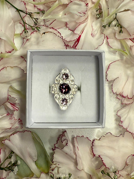 Ring med lavendel og mørkelilla krystall - utsolgt