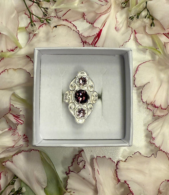 Ring med lavendel og mørkelilla krystall - utsolgt