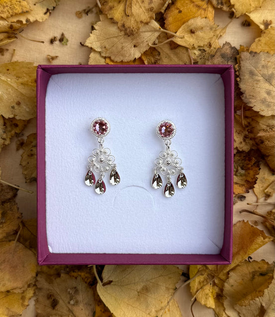 Ørepynt med lyserosa krystall