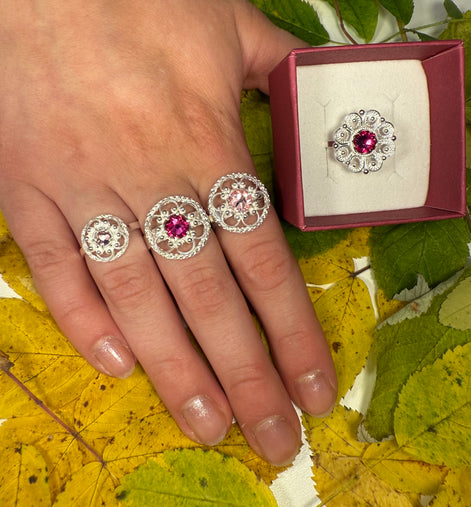 Ring med mørkerosa krystall