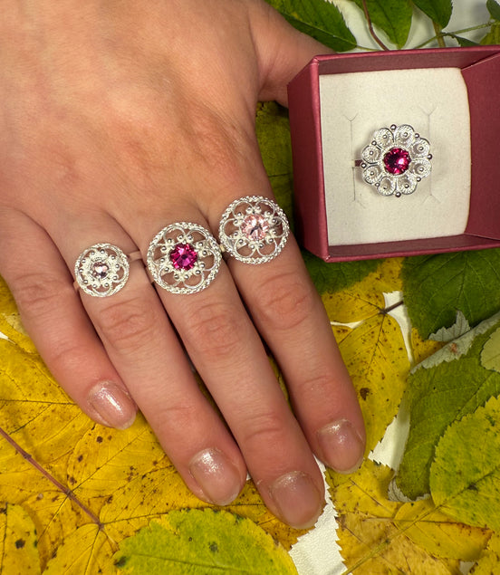 Ring med lyserosa krystall