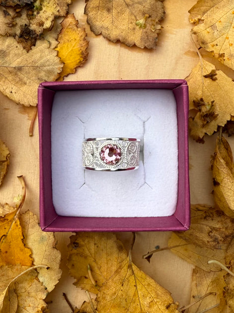 Ring lyserosa krystall