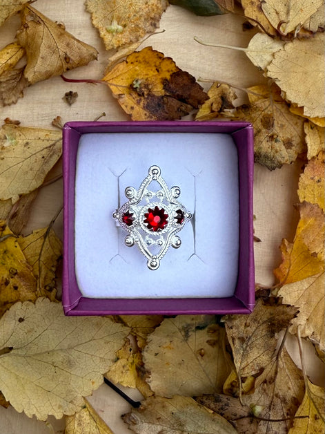 Ring med rød krystall