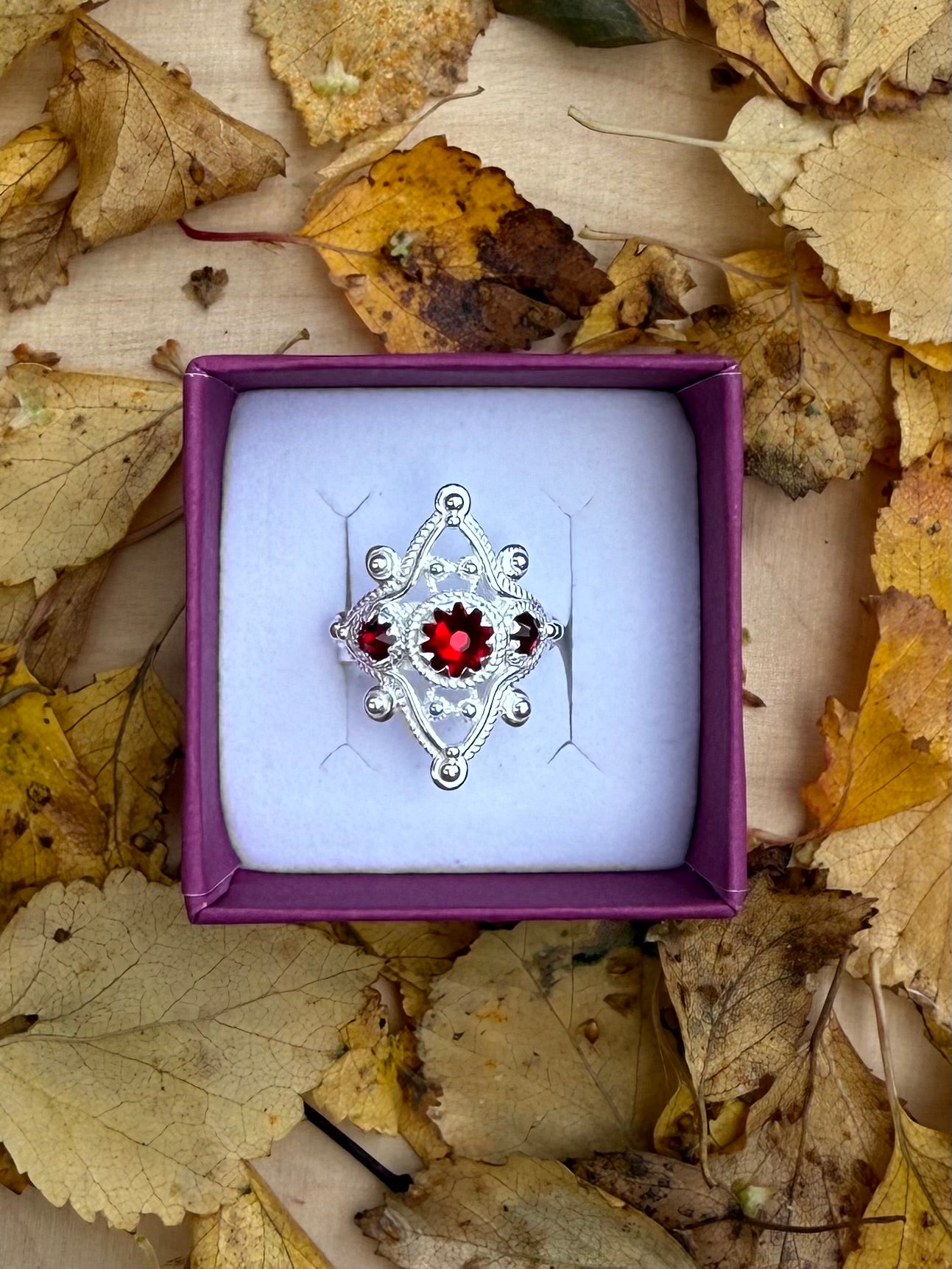 Ring med rød krystall