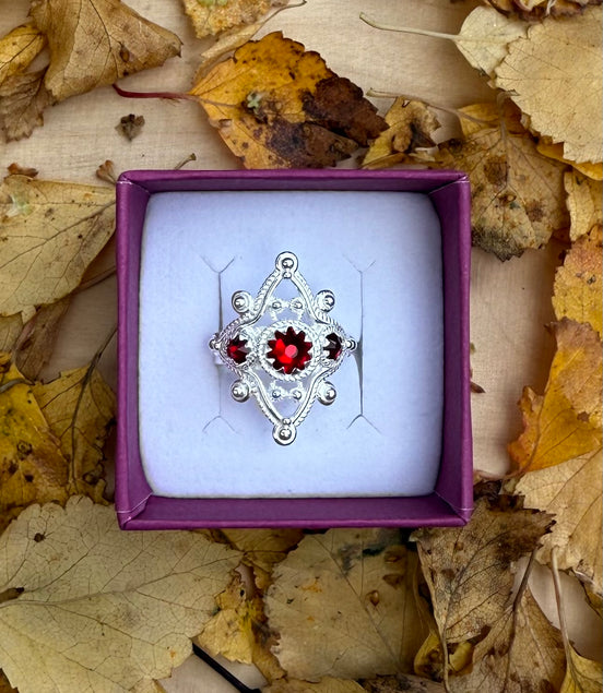 Ring med rød krystall