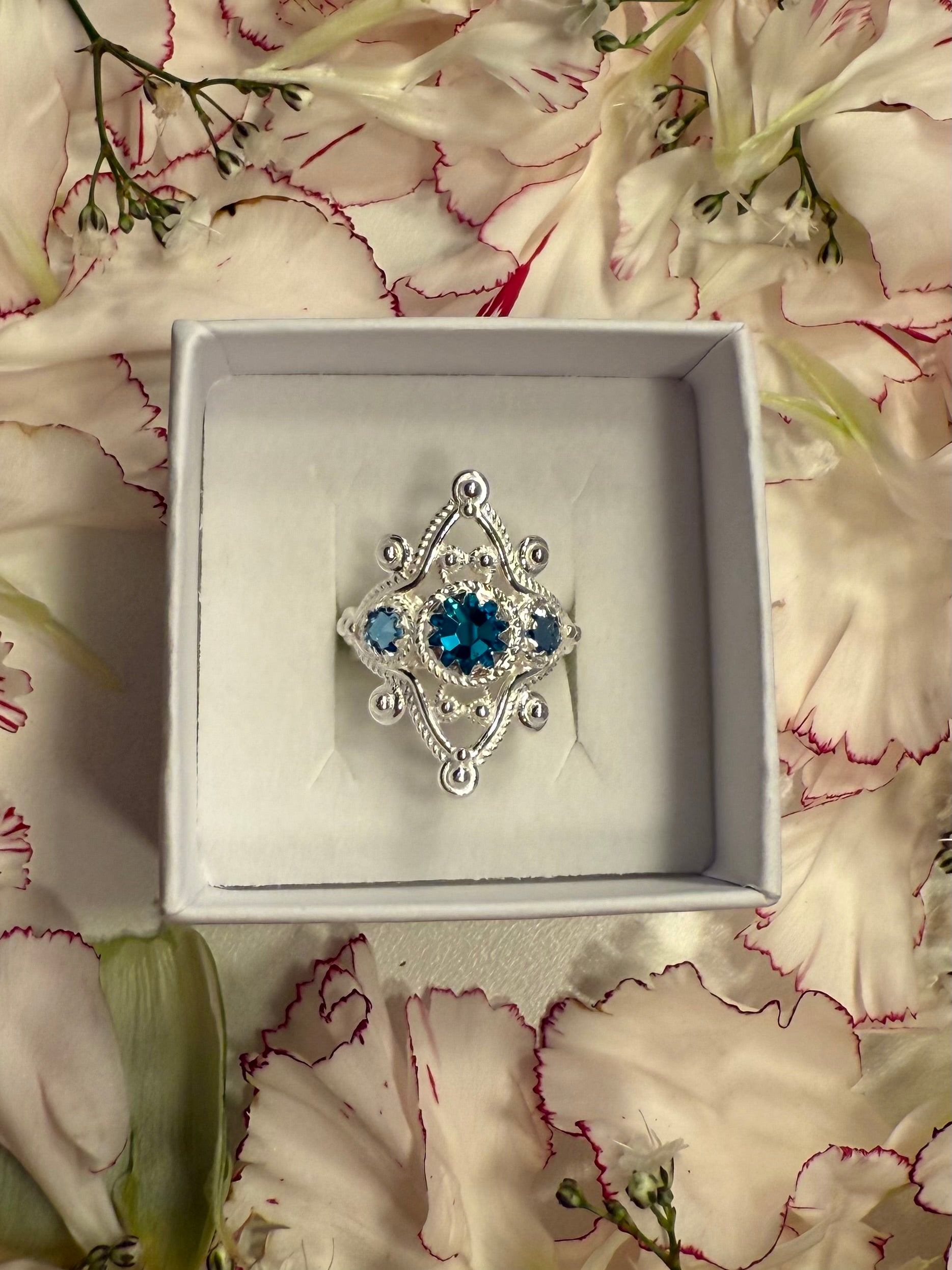 Ring med lyseblå og turkis krystall