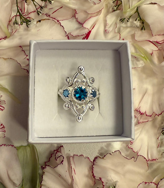 Ring med lyseblå og turkis krystall