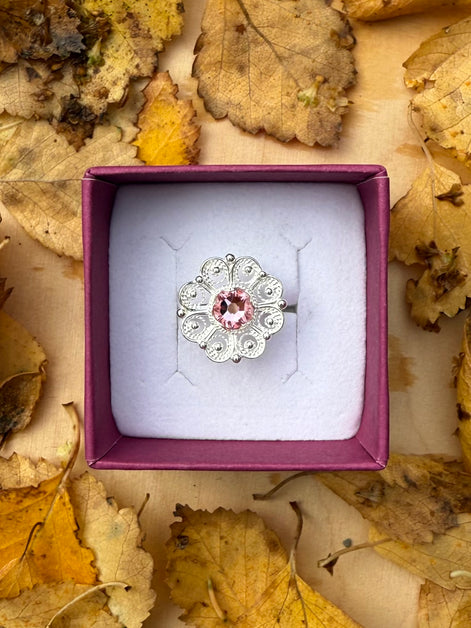 Ring med lyserosa krystall