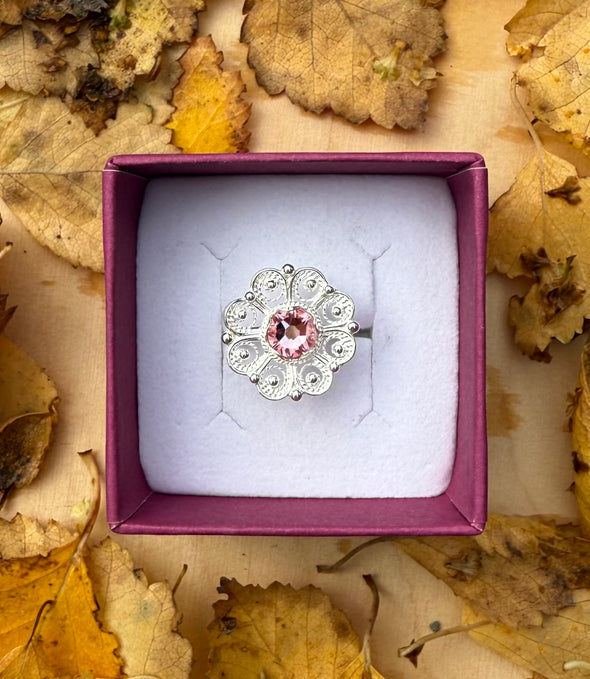 Ring med lyserosa krystall