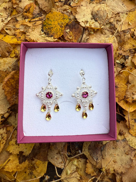 Ørepynt med mørkerosa krystall