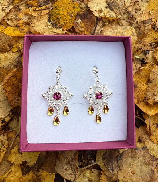 Ørepynt med mørkerosa krystall