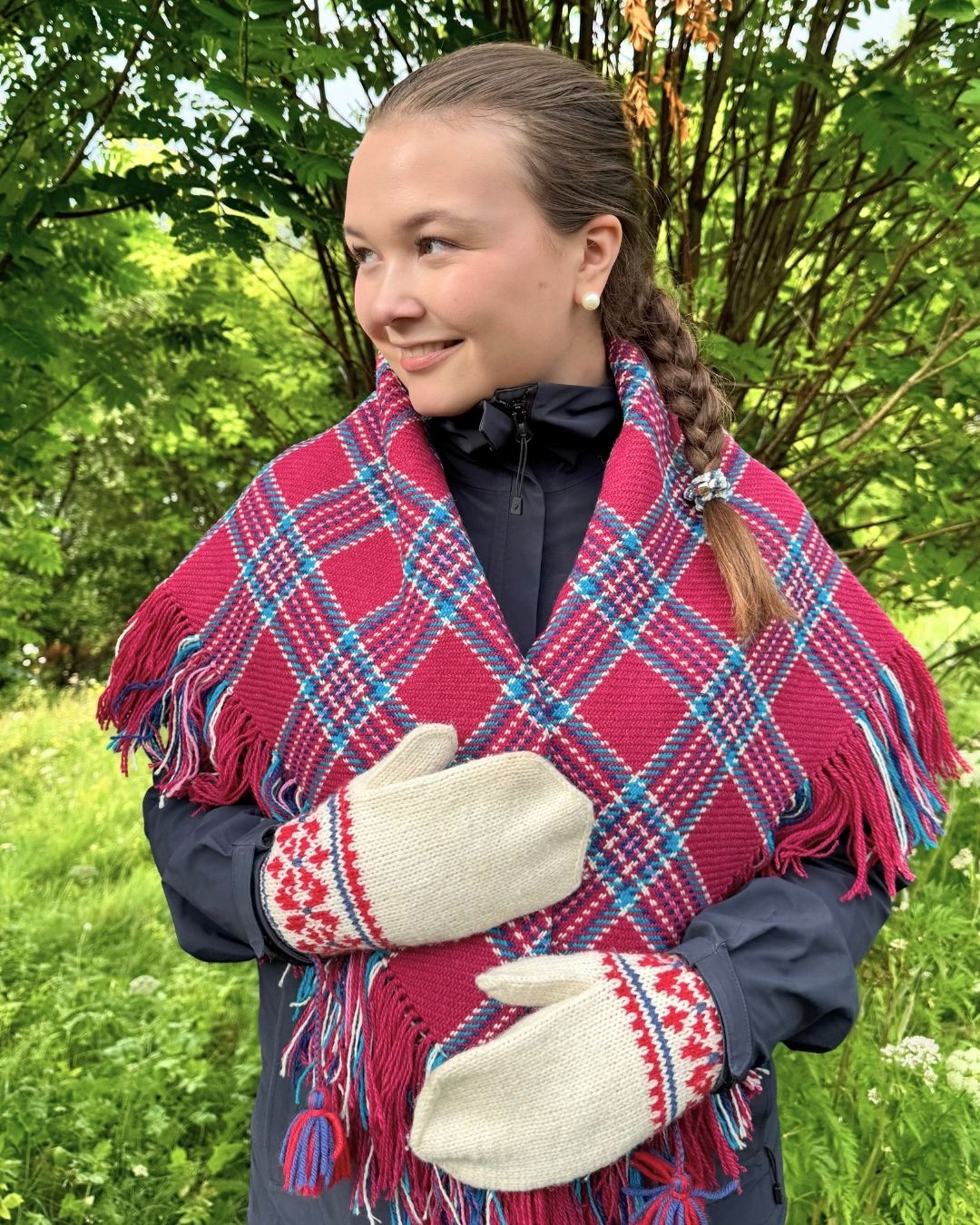 Ullsjal i bringebærrød - utsolgt