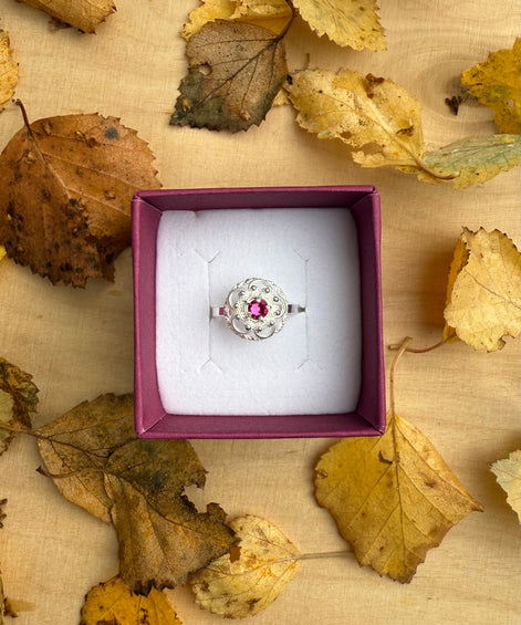 Ring med mørkerosa krystall