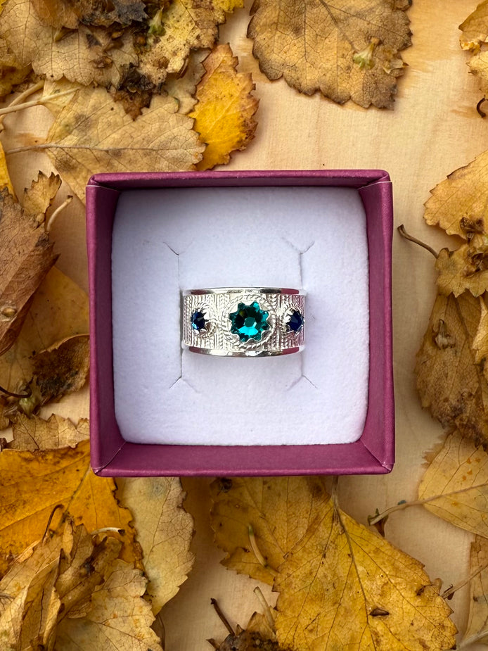 Ring med mørkeblå og turkis krystall - utsolgt