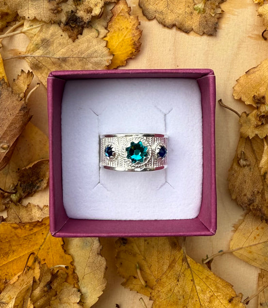 Ring med mørkeblå og turkis krystall - utsolgt