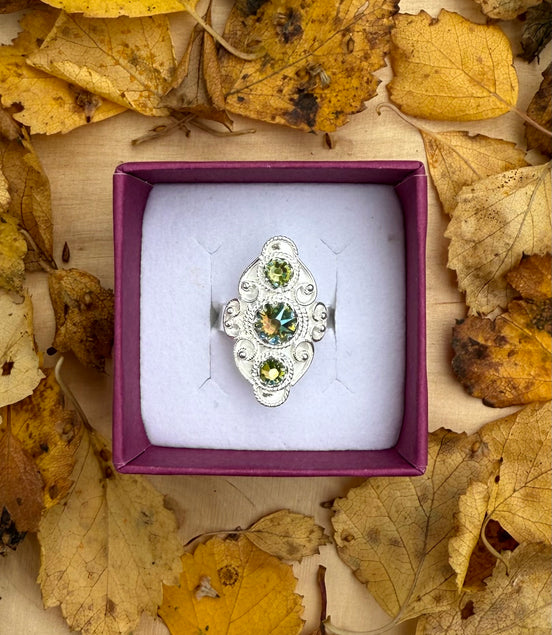 Ring med nordlysblå krystall - utsolgt