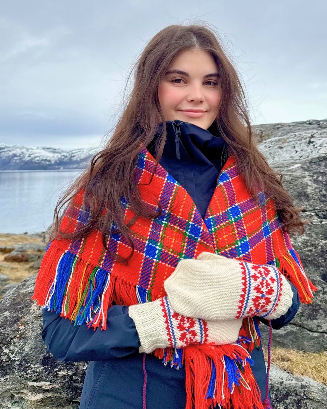 Ullsjal i tradisjonell rød