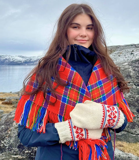 Ullsjal i tradisjonell rød