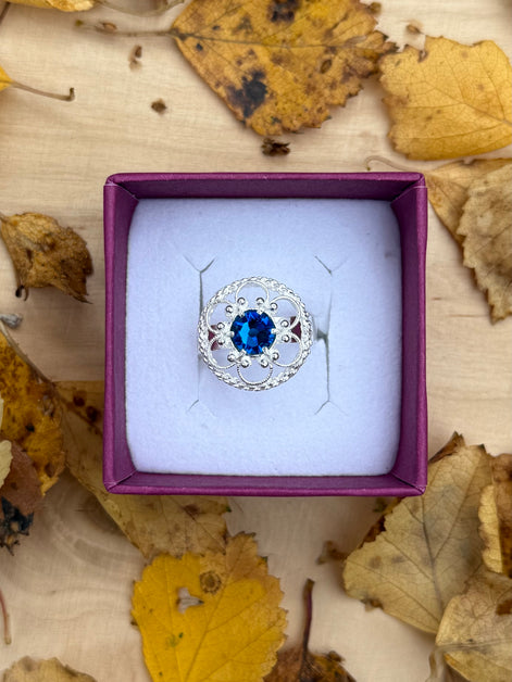 Ring med mørkeblå krystall - utsolgt