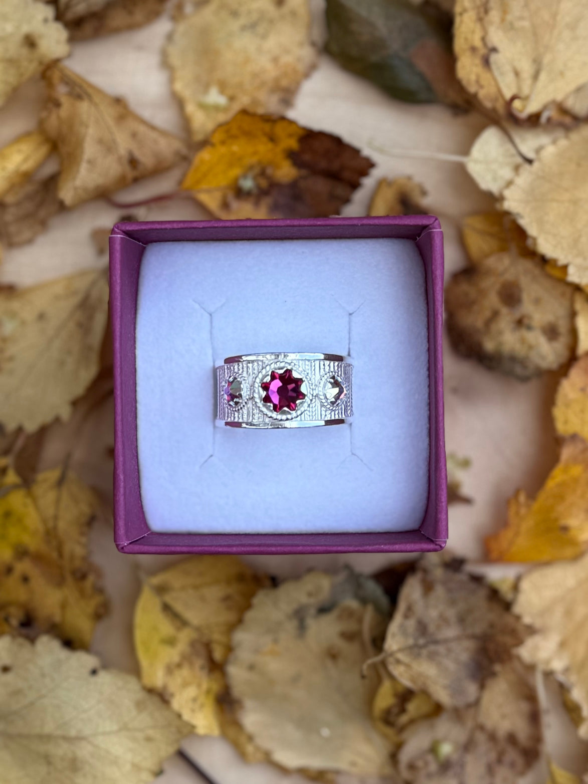 Ring med nordlys og mørkerosa krystall