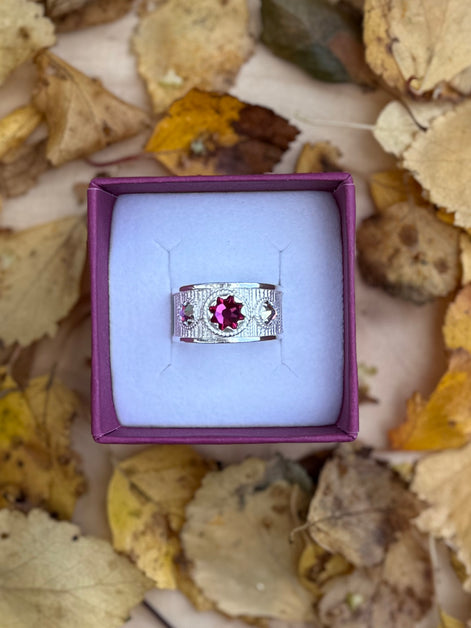 Ring med nordlys og mørkerosa krystall