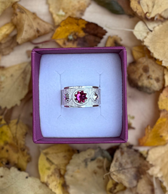 Ring med nordlys og mørkerosa krystall