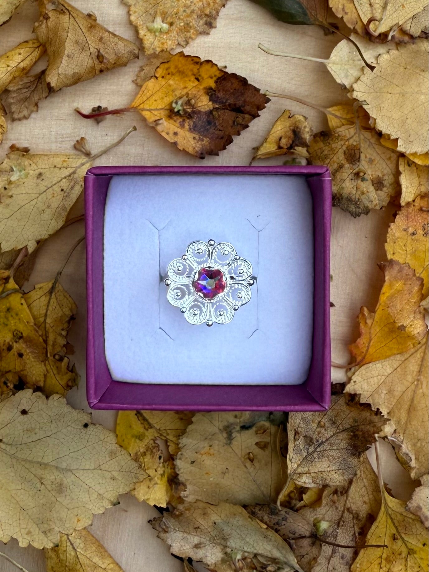 Ring med nordlys rosa krystall