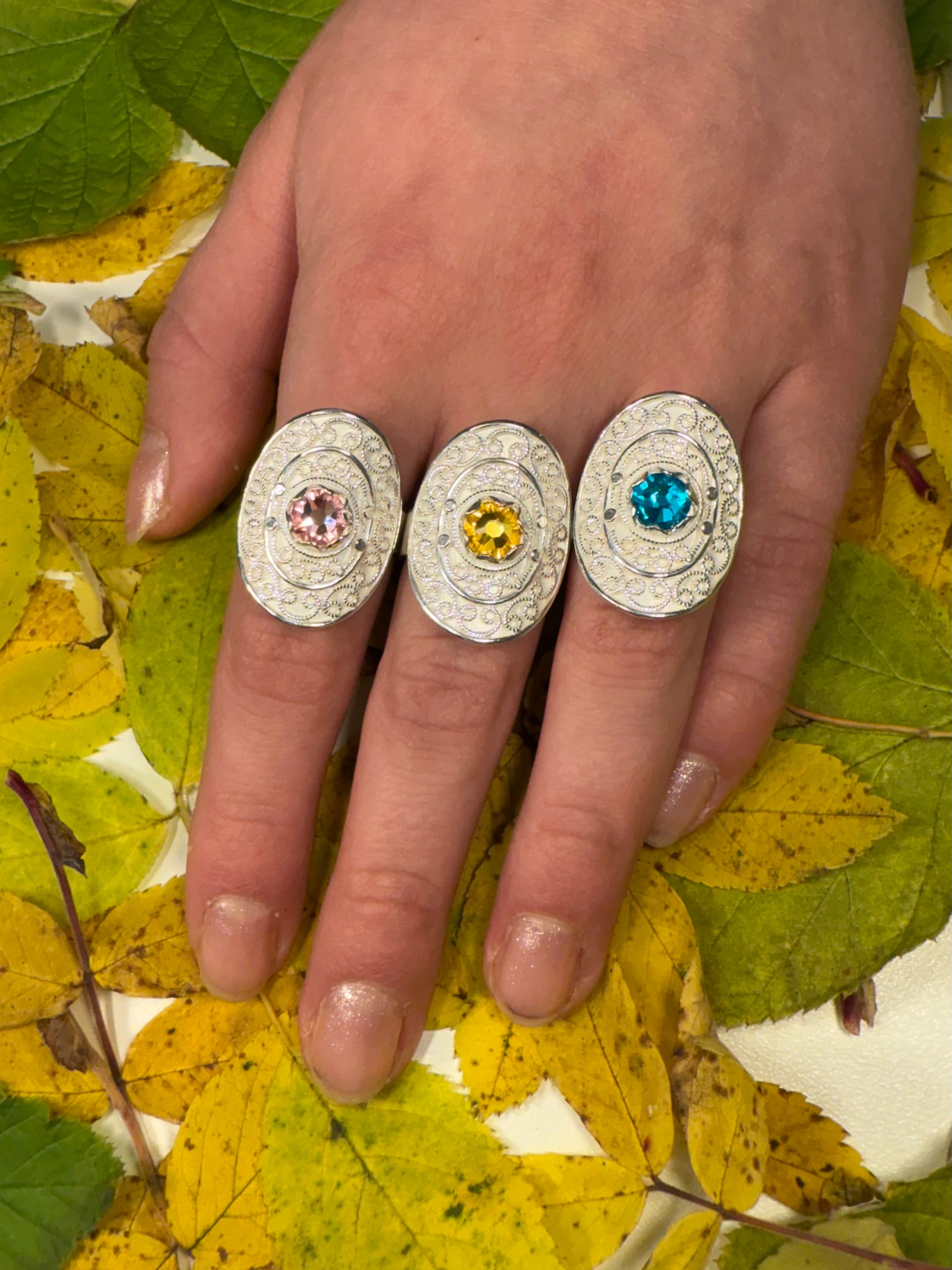 Ring med lyserosa krystall