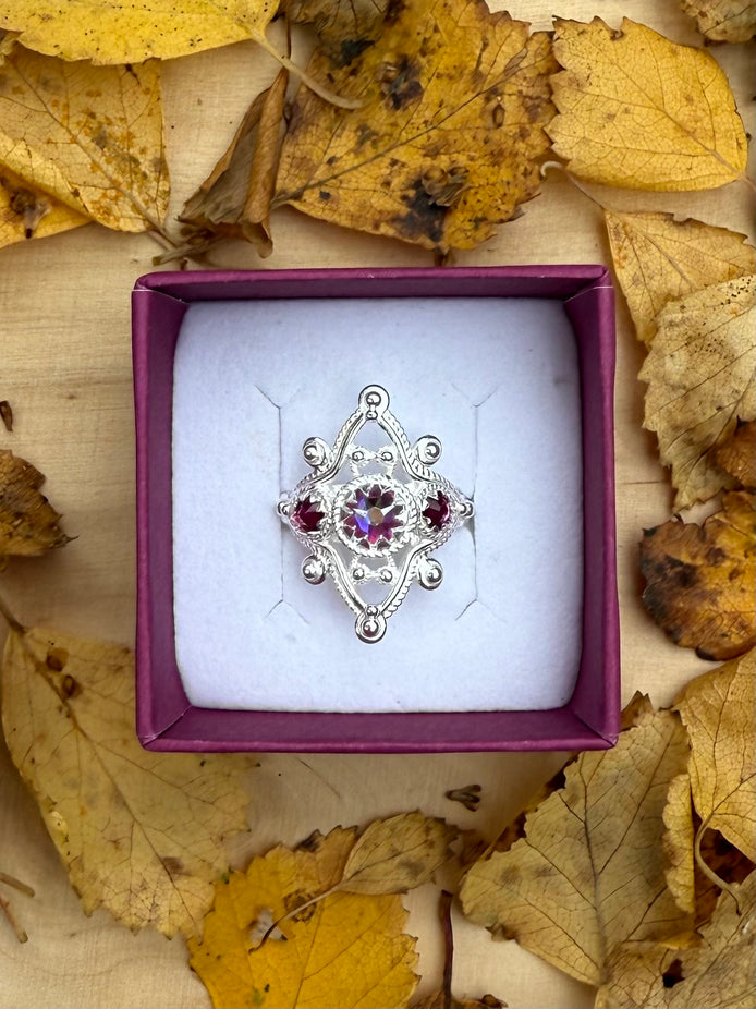 Ring med mørkerosa og nordlys krystall