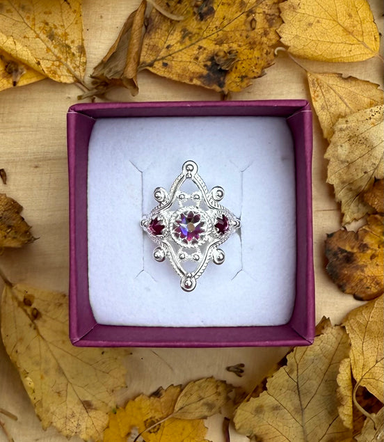 Ring med mørkerosa og nordlys krystall