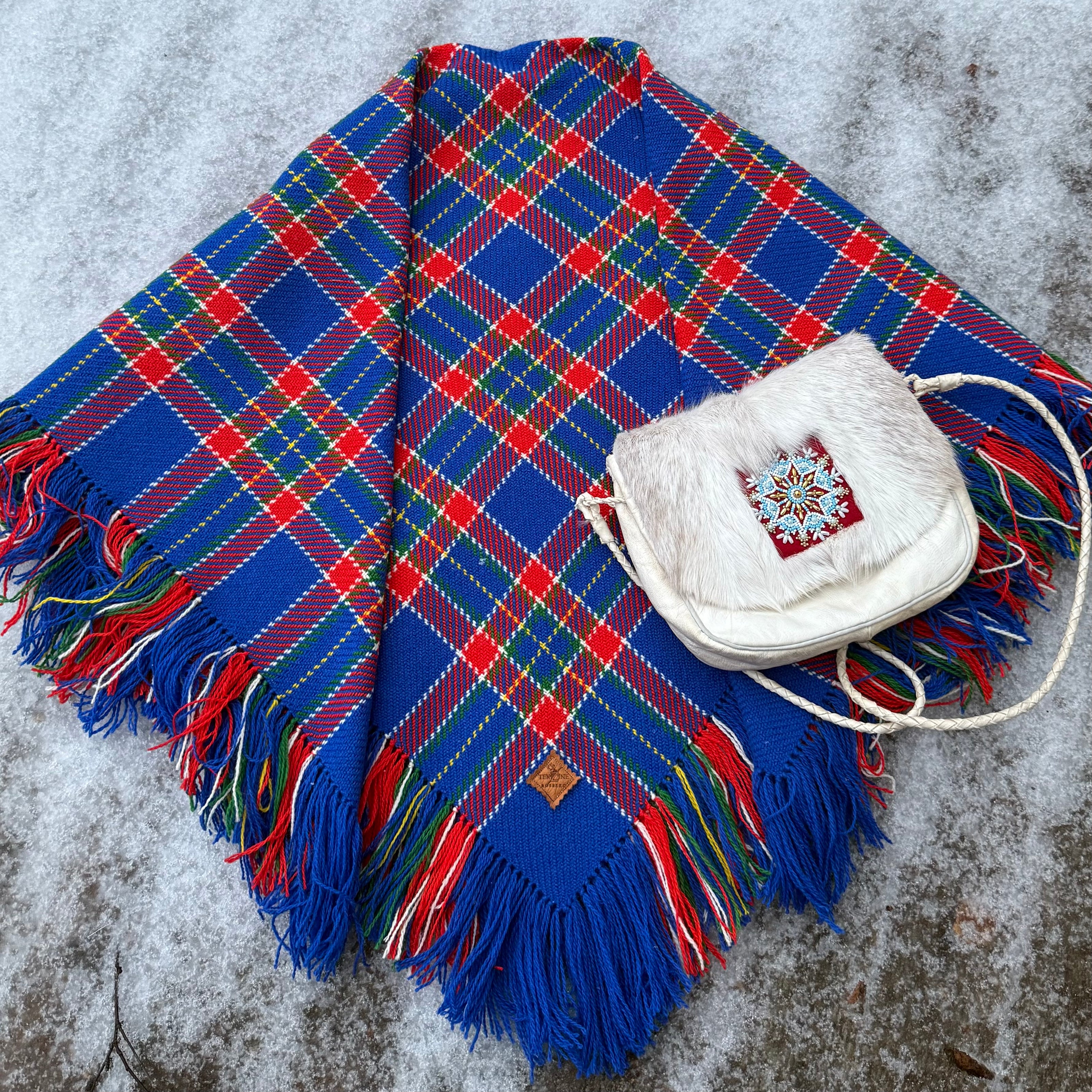 Ullsjal i tradisjonell blå