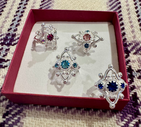 Ring med lyseblå og lyserosa krystaller