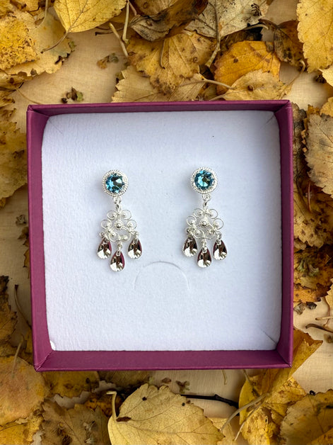 Ørepynt med lyseblå krystall