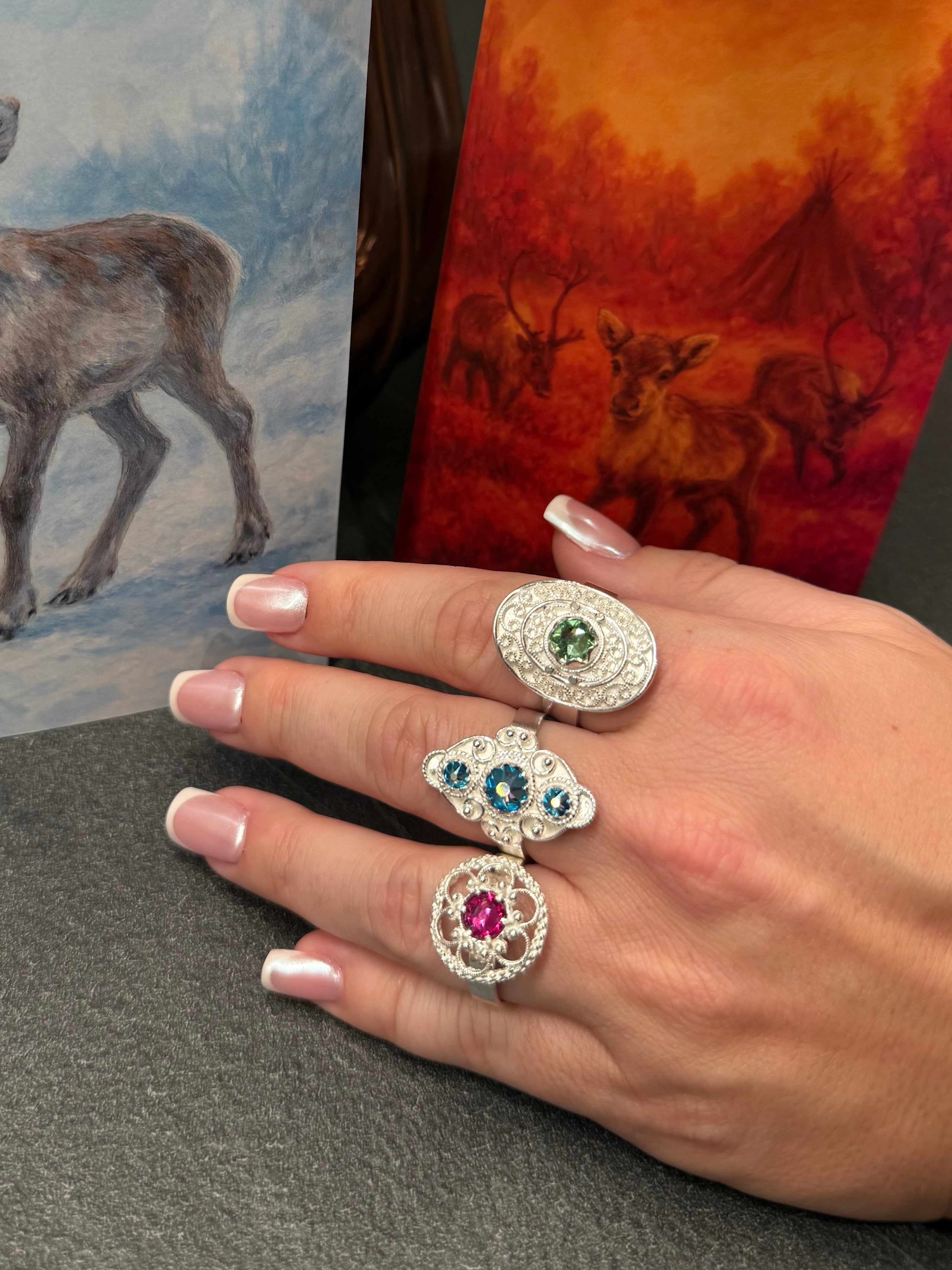 Ring med lysegrønn krystall