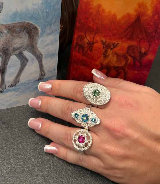 Ring med lysegrønn krystall