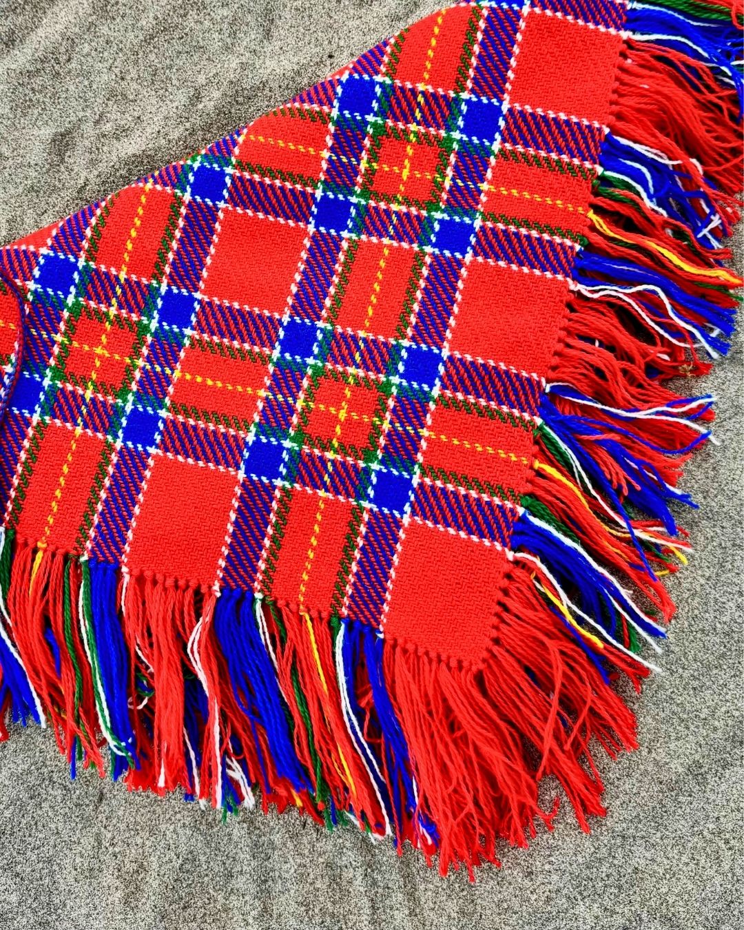 Ullsjal i tradisjonell rød