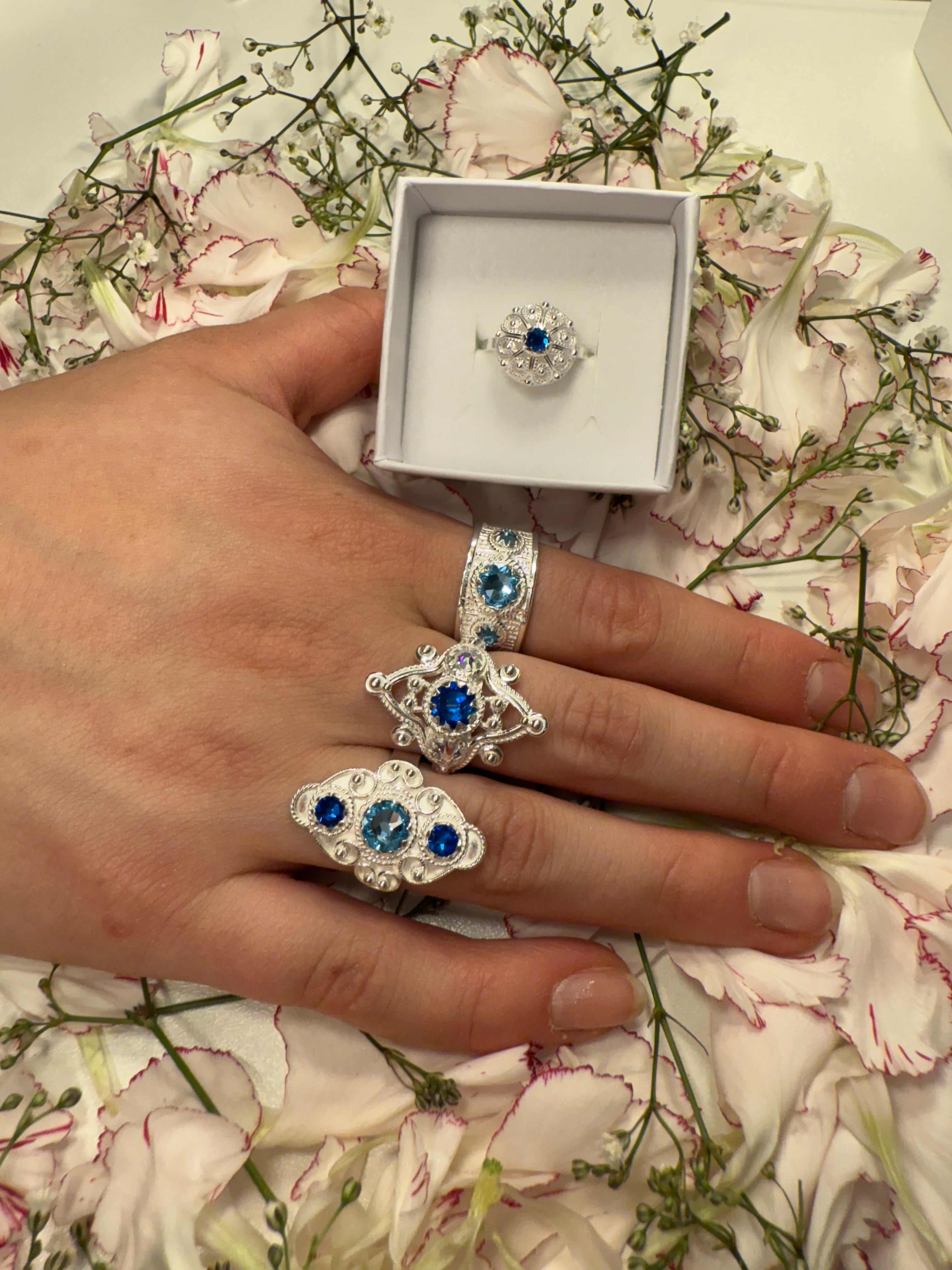 Ring med lyseblå krystall