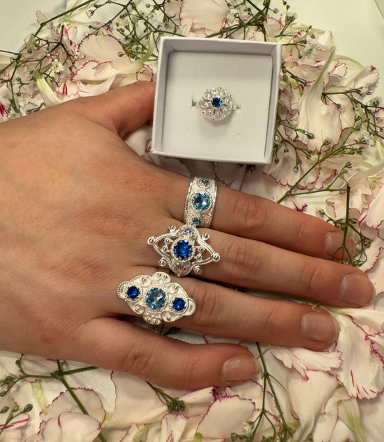 Ring med nordlys og mørkeblå krystall