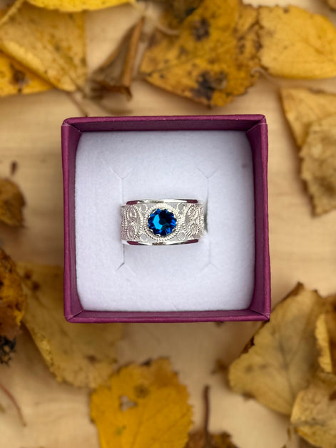 Ring med mørkeblå krystaller