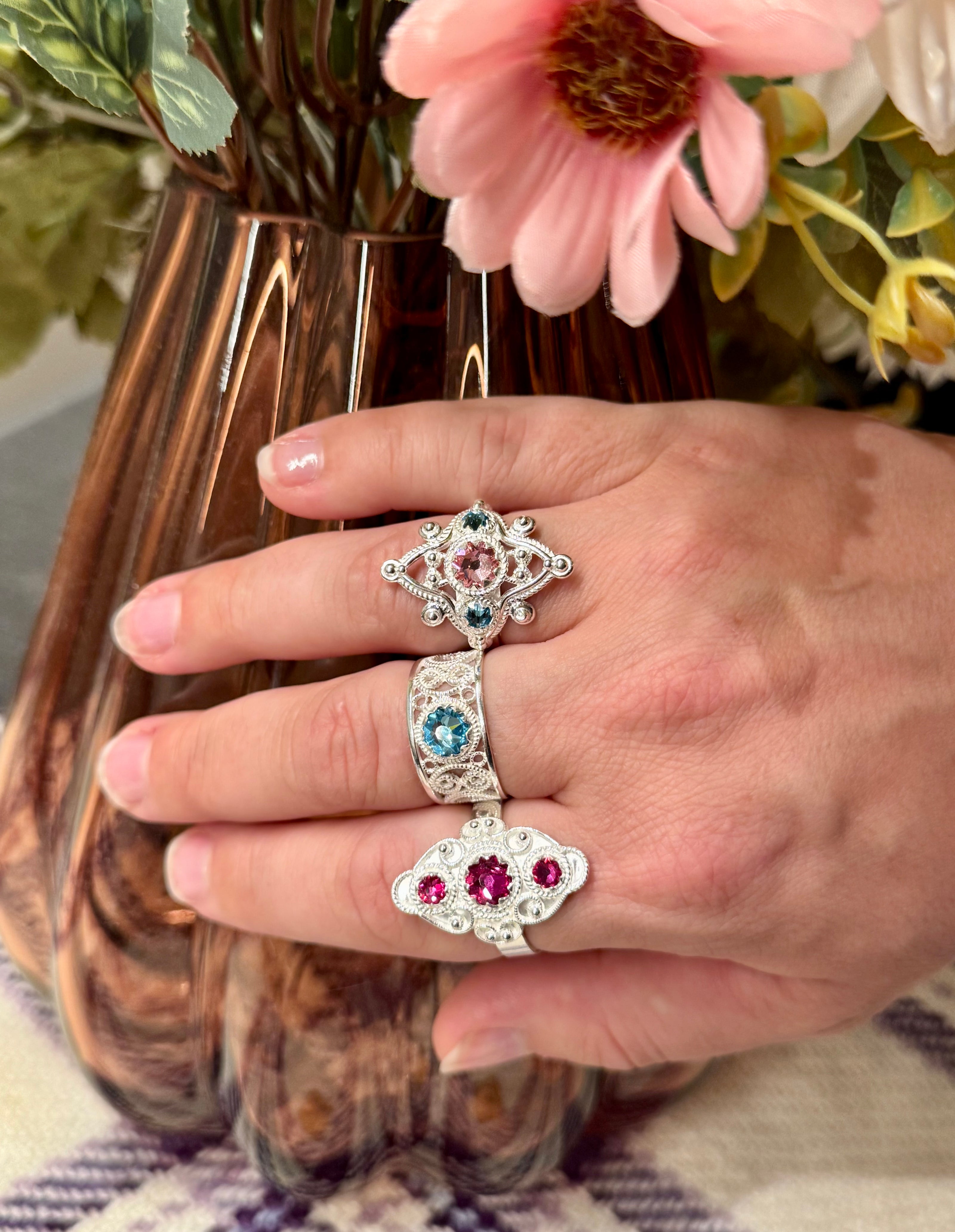 Ring med lyseblå og lyserosa krystaller