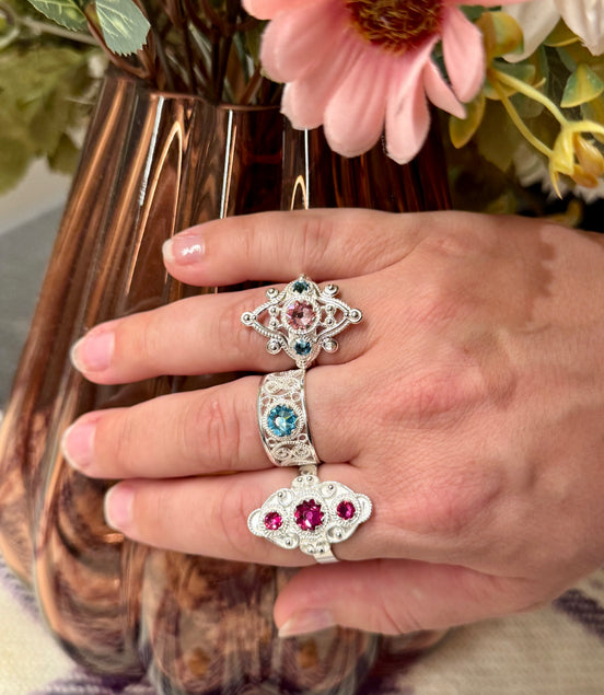 Ring med lyseblå og lyserosa krystaller