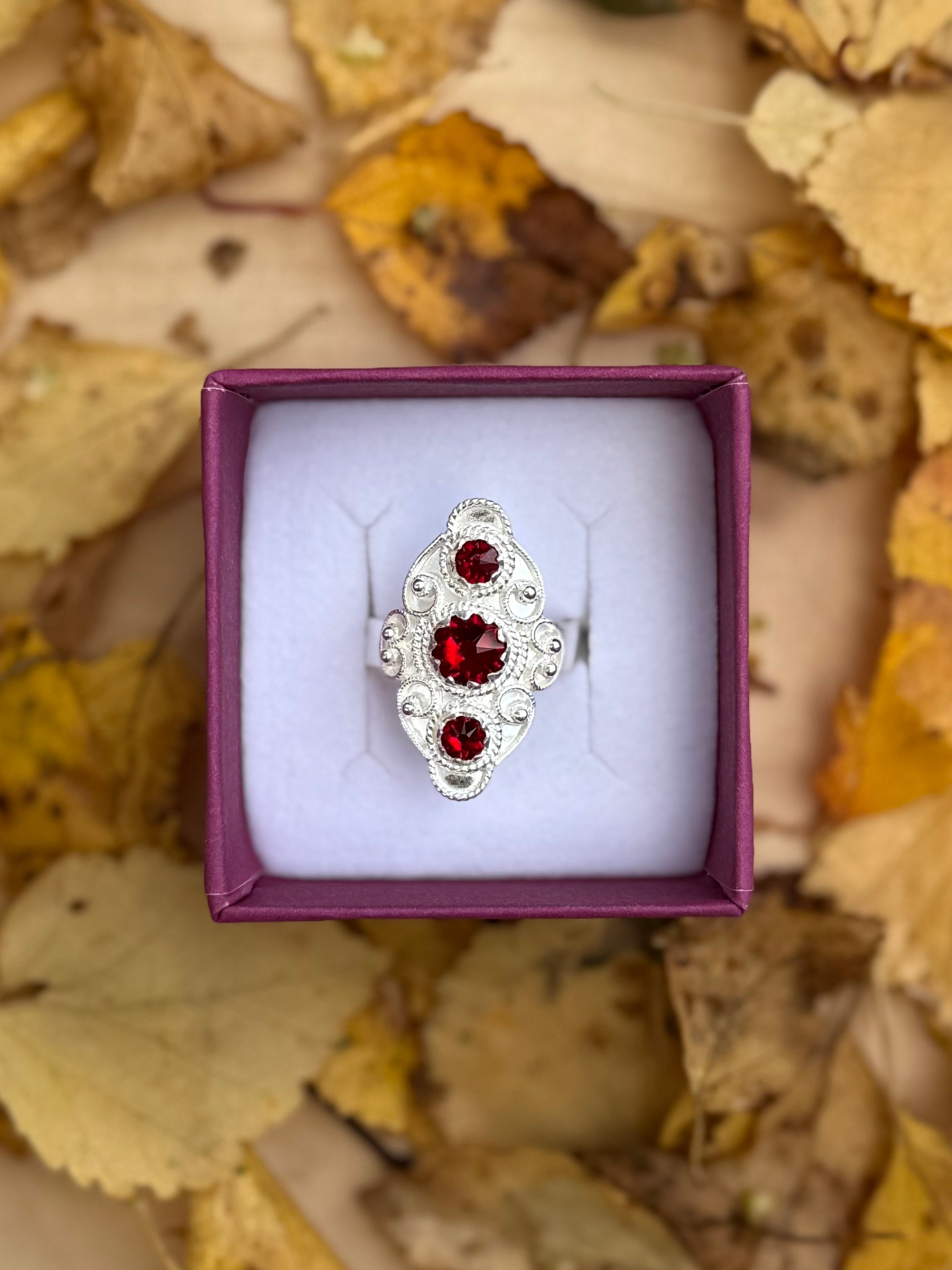 Ring med røde Krystaller