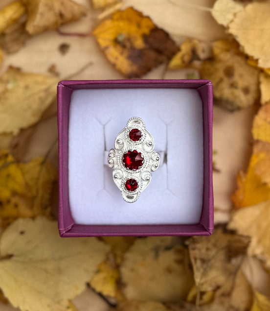 Ring med røde Krystaller