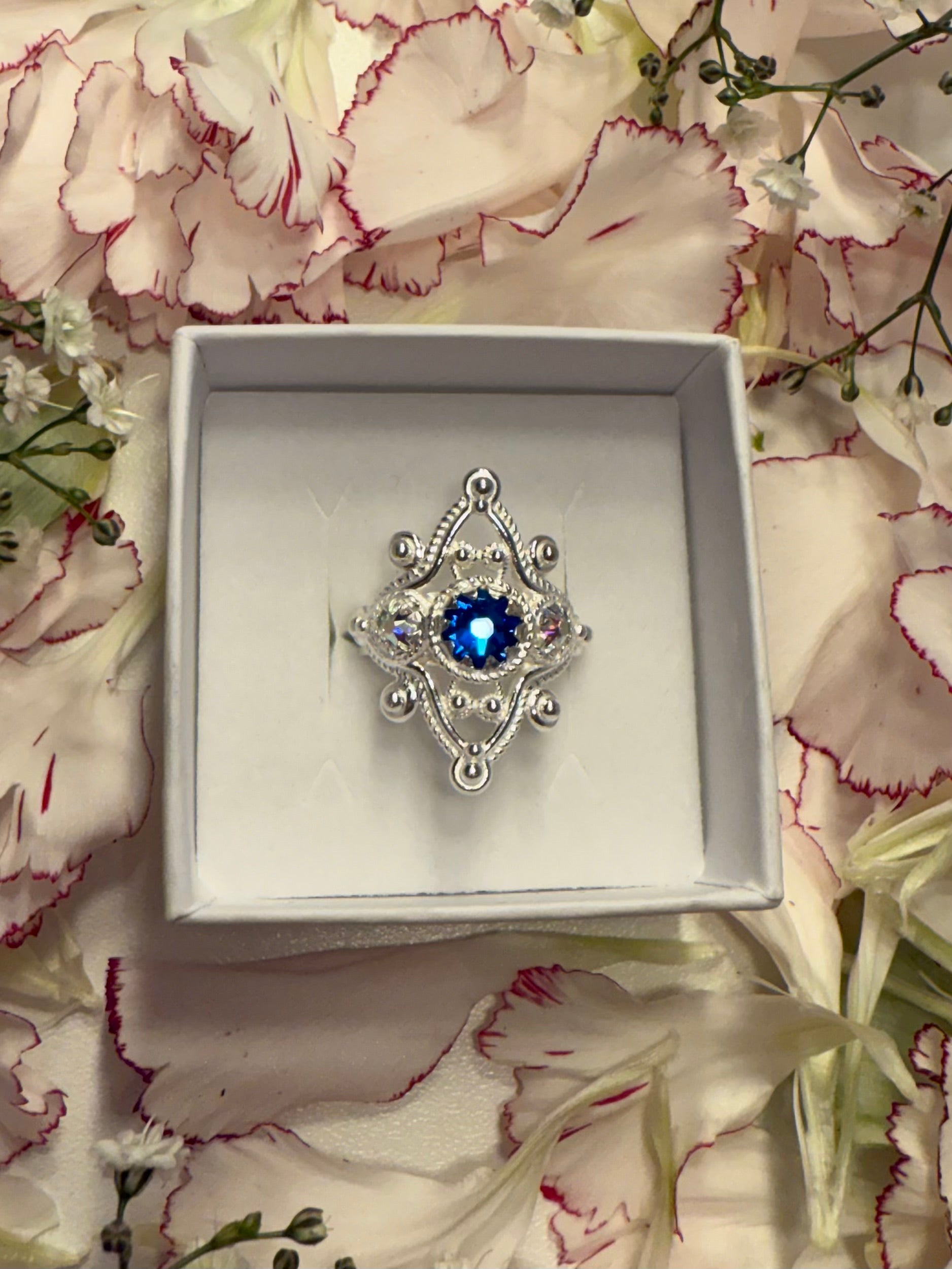 Ring med nordlys og mørkeblå krystall