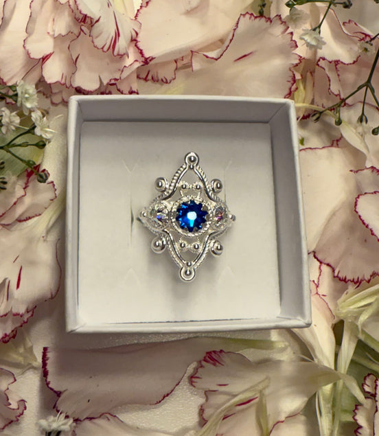 Ring med nordlys og mørkeblå krystall