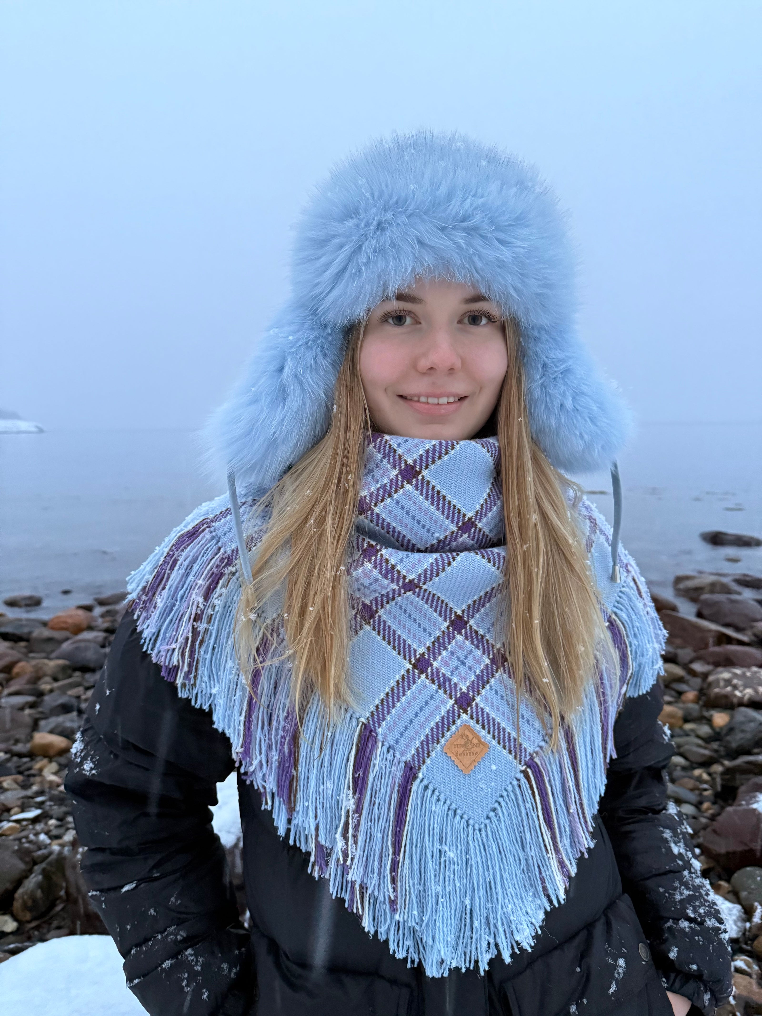 Ullsjal i lyseblå og lilla