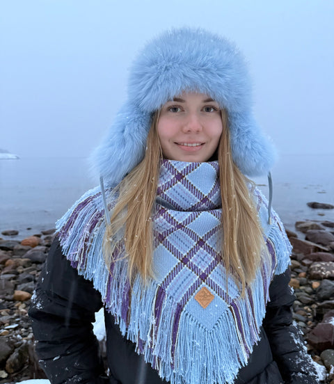 Ullsjal i lyseblå og lilla