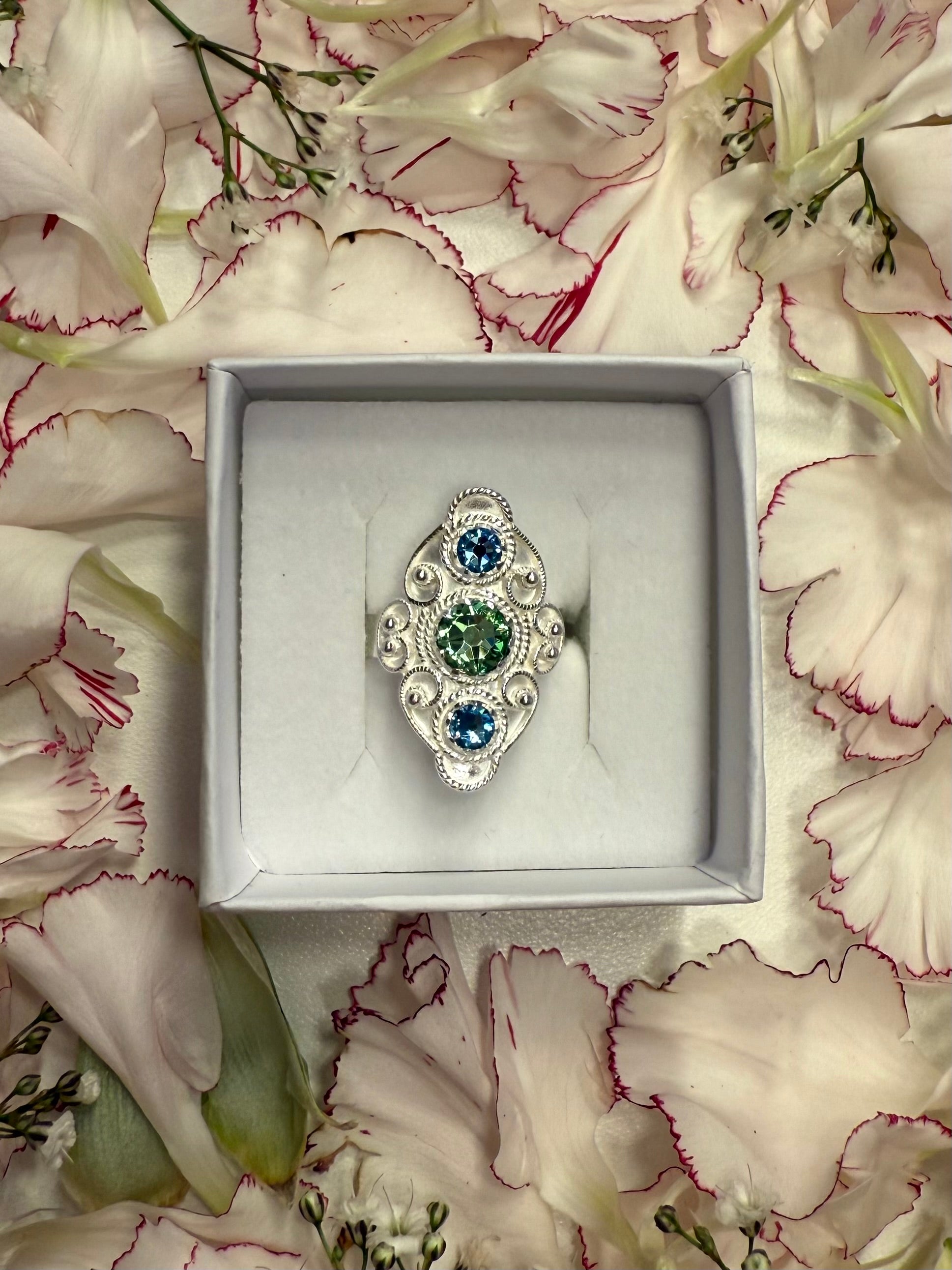 Ring med lyseblå og lysegrønn krystall