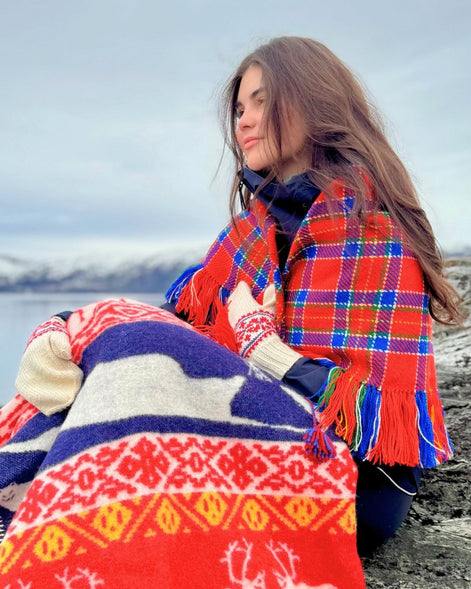 Ullsjal i tradisjonell rød