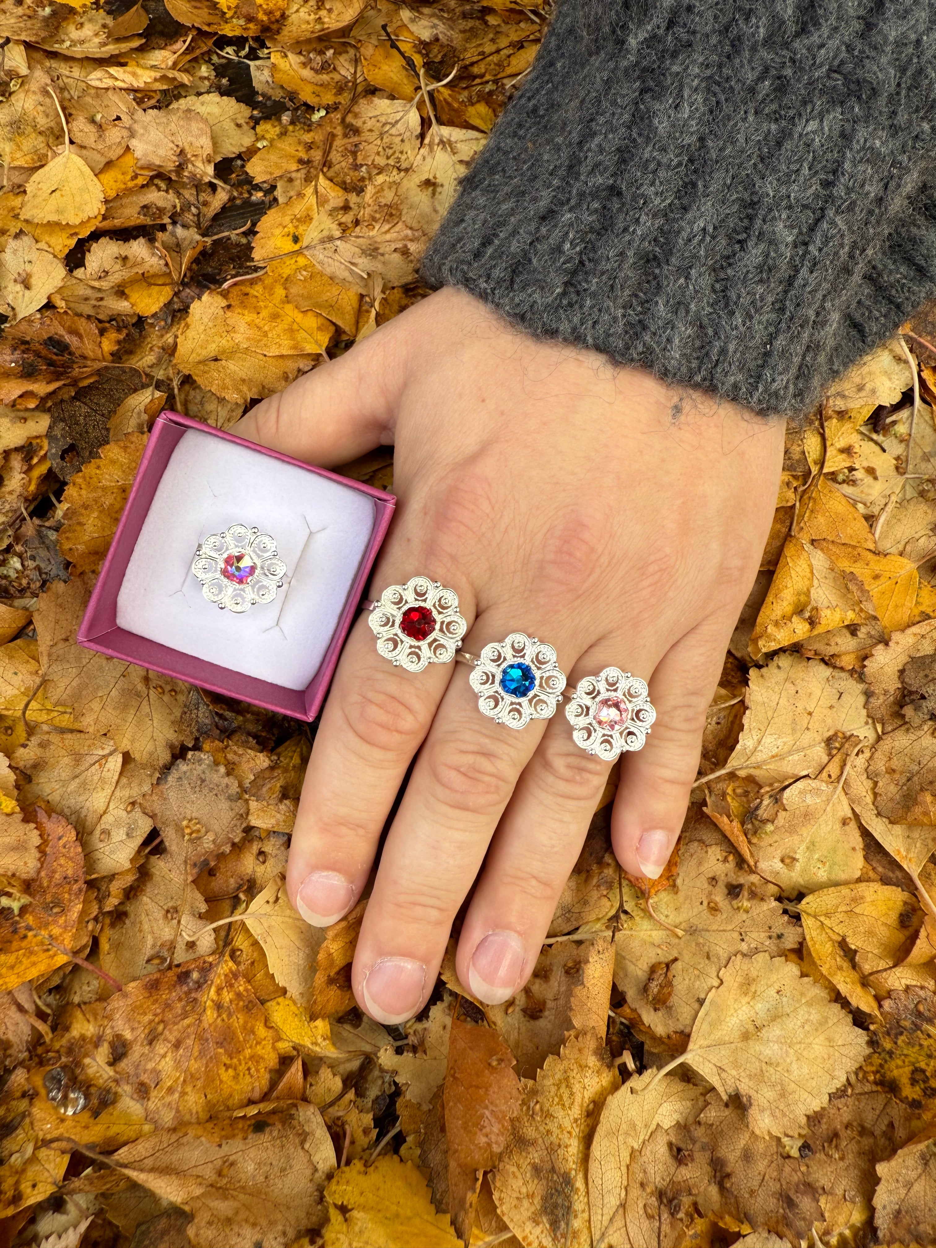 Ring med lyserosa krystall